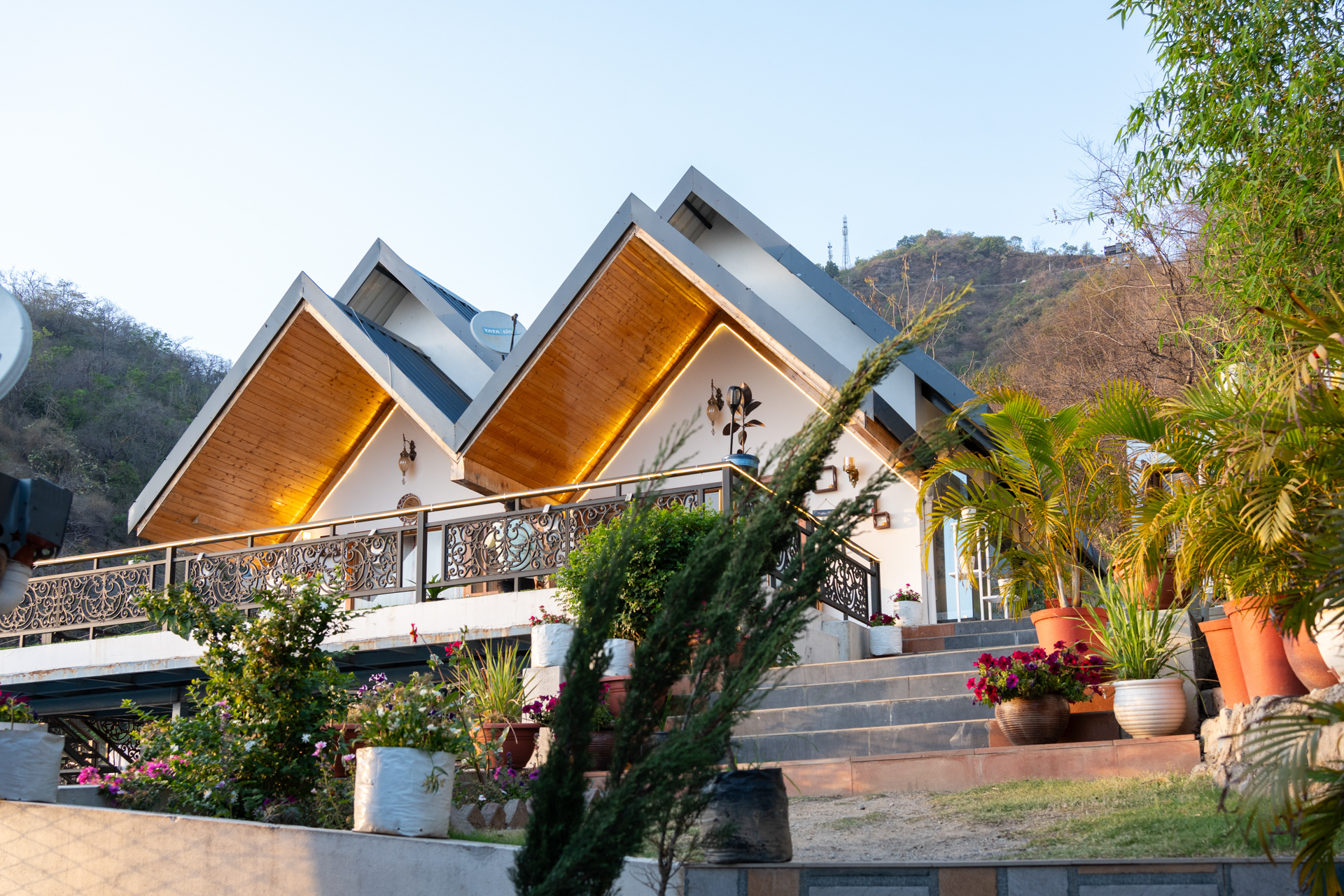 Rustic Cottage - Bougainvillea